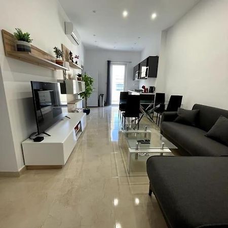 Appartement of two bedrooms in Sliema Buitenkant foto