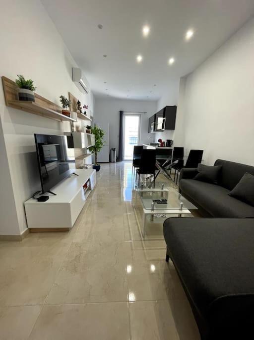 Appartement of two bedrooms in Sliema Buitenkant foto