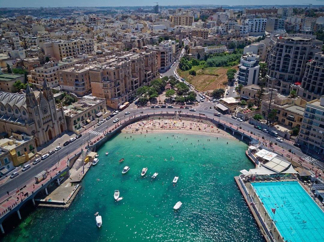 Appartement of two bedrooms in Sliema Buitenkant foto