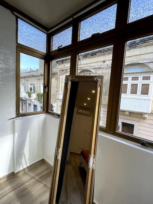 Appartement of two bedrooms in Sliema Buitenkant foto