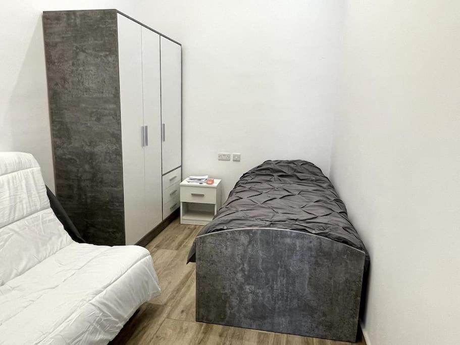 Appartement of two bedrooms in Sliema Buitenkant foto